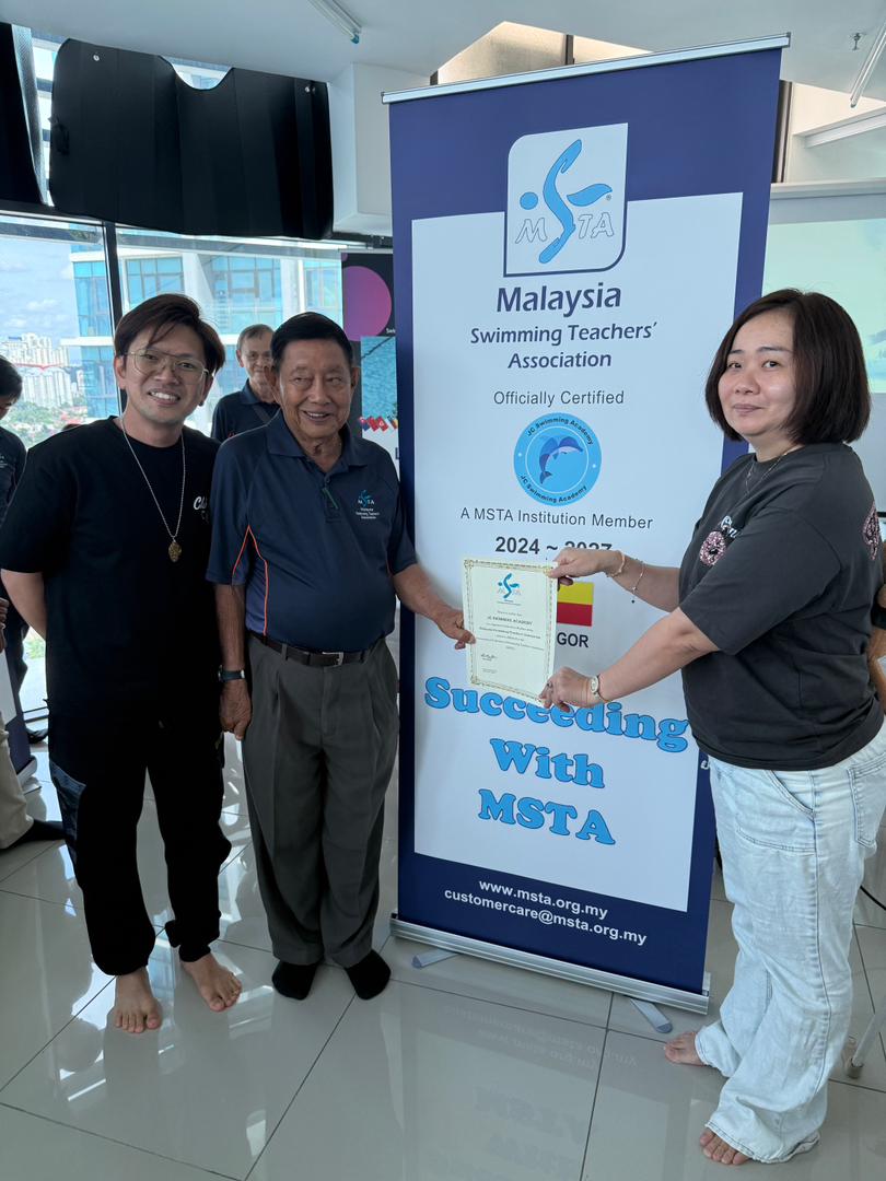 JC Swimming Academy officials receiving the Malaysia Swimming Teachers' Association institution-member certificate